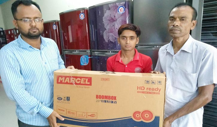 পুরস্কার পাওয়া টিভি বুঝে নিচ্ছেন শহীদ মিয়া পুরস্কার পাওয়া টিভি বুঝে নিচ্ছেন শহীদ মিয়া