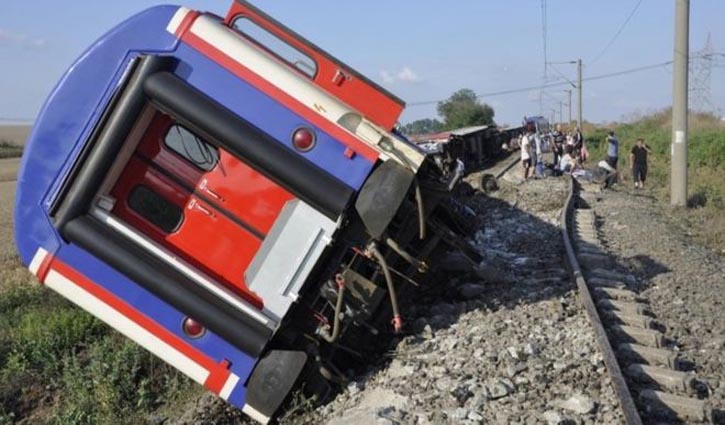 Turkey train derail kills 10