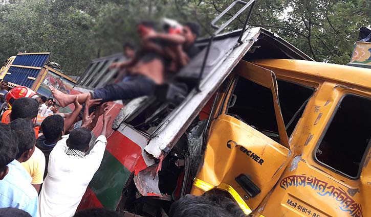 ঠাকুরগাঁওয়ে বাস-ট্রাকের মুখোমুখি সংঘর্ষে নিহত ২ ঠাকুরগাঁওয়ে বাস-ট্রাকের মুখোমুখি সংঘর্ষে নিহত ২