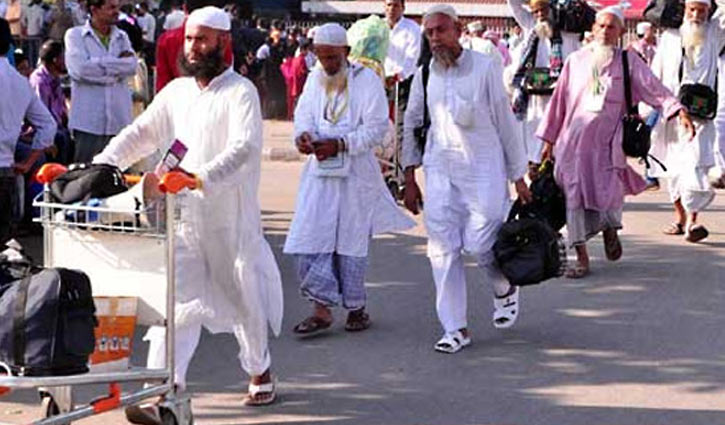 Hajj pilgrims arriving at hajj camp
