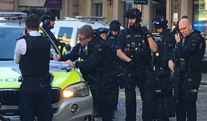 Bomb threat closes London's Charing Cross station