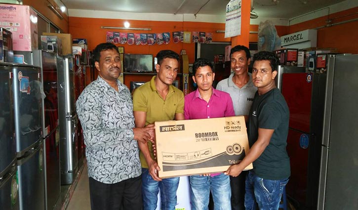 মার্সেল ফ্রিজ কিনে ফ্রি পাওয়া টিভিটি নিচ্ছেন আব্দুল মতিন কদর এবং তার ভাগ্নে মার্সেল ফ্রিজ কিনে ফ্রি পাওয়া টিভিটি নিচ্ছেন আব্দুল মতিন কদর এবং তার ভাগ্নে