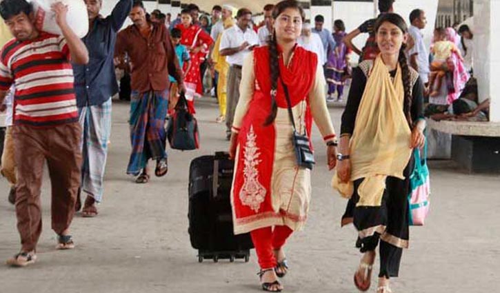 Working people returning to Dhaka