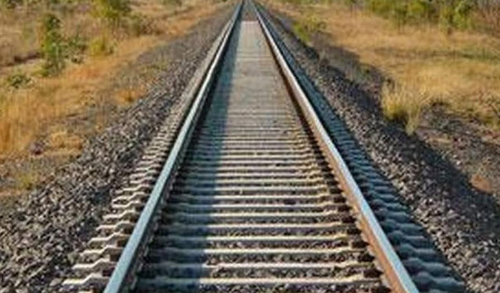 2 crashed under train wheel in Dhaka