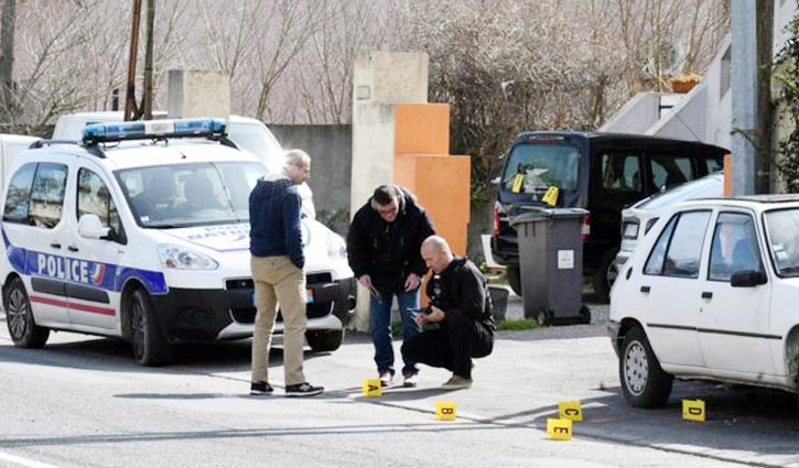 France hostage crisis: Police shoot gunman dead who kills four