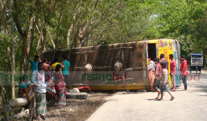 বাস উল্টে ছাত্রসহ নিহত ২, মহাসড়ক অবরোধ বাস উল্টে ছাত্রসহ নিহত ২, মহাসড়ক অবরোধ