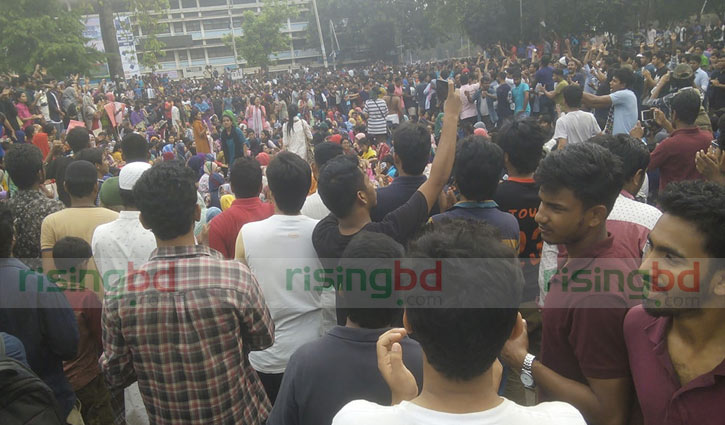 Students stage sit-in to free protesters