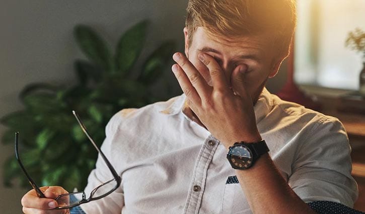 চোখ ডলনে বার্ধক্য ও ক্লান্তির ছাপ