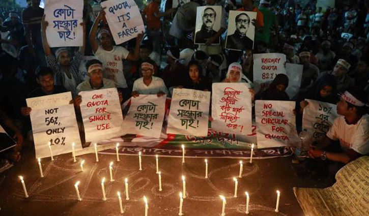 Police charge batons to evict quota demo from Shahbag