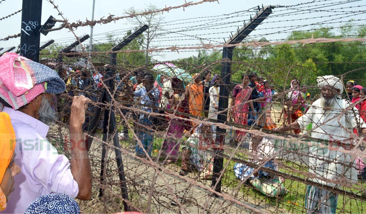 কাঁটাতারের ফাঁক দিয়ে কথা হলো, স্পর্শ হয়নি কাঁটাতারের ফাঁক দিয়ে কথা হলো, স্পর্শ হয়নি