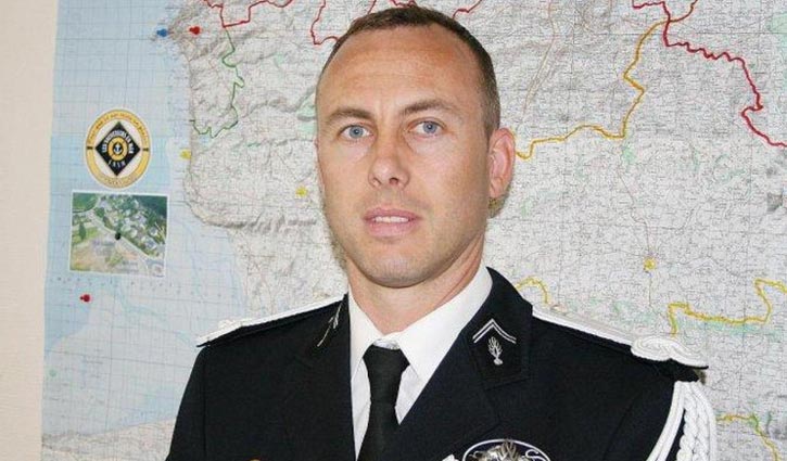 Hero French cop who took place of hostage dies