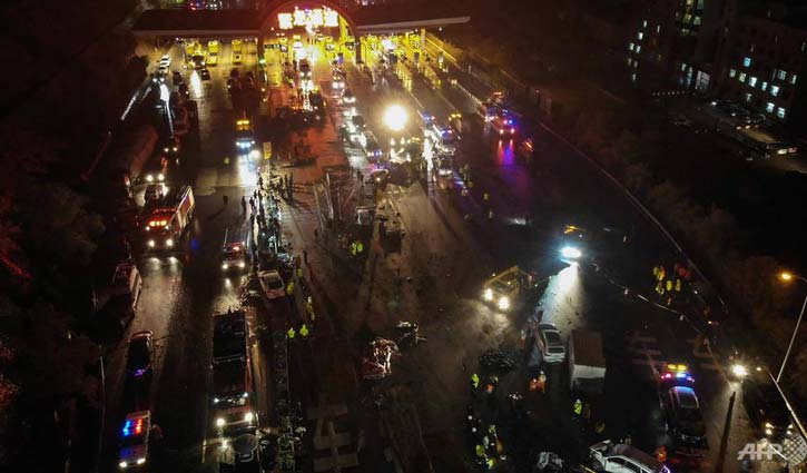 15 killed as truck hits 31-car lineup in China