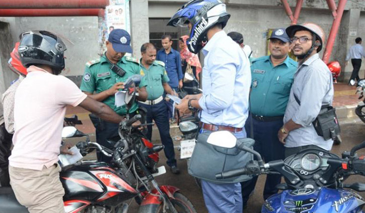 রাস্তায় আইন না মানায় একদিনে ৩৮২০ মামলা