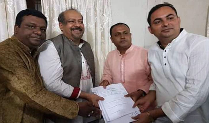 Finance Minister collects nomination form