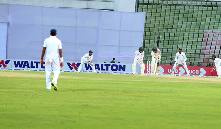 Chakabva, Wellington push Zimbabwe lead past 300