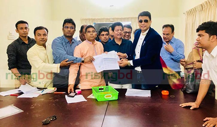 Actor Farooque buys nomination form for Gazipur-5