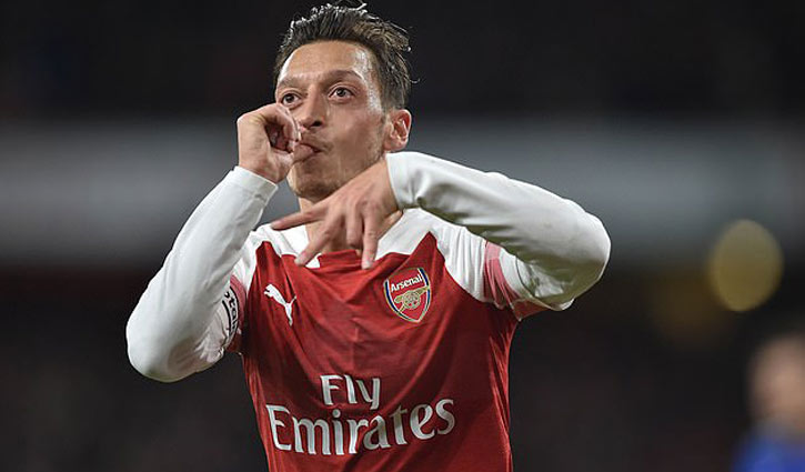 Ozil masterclass leads Gunners to 10th straight win