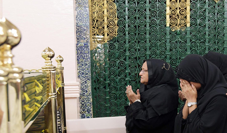 PM offers ziarat at Prophet (PBUH) at Masjid Al-Nabawi