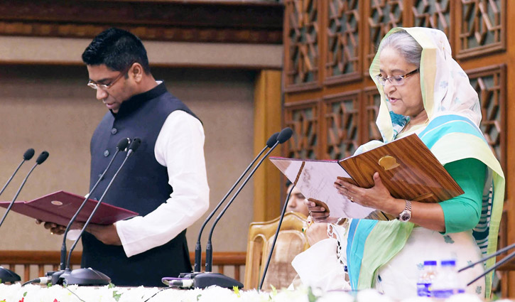 শপথ নিলেন বরিশালের মেয়র সাদিক