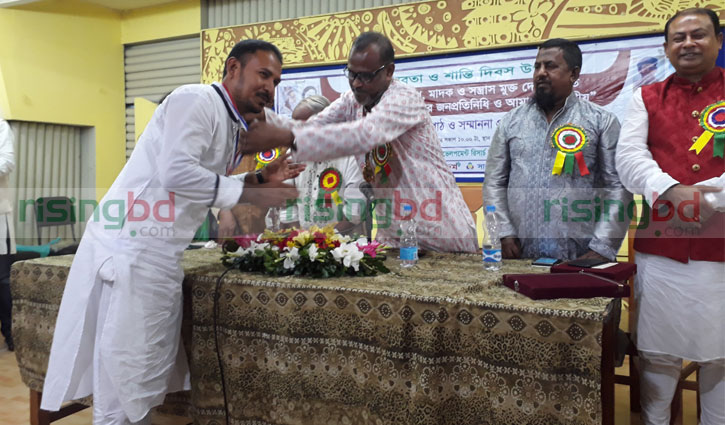 খুলনায় ১০ সাংবাদিক বিশ্বশান্তি গোল্ড মেডেল পেলেন খুলনায় ১০ সাংবাদিক বিশ্বশান্তি গোল্ড মেডেল পেলেন