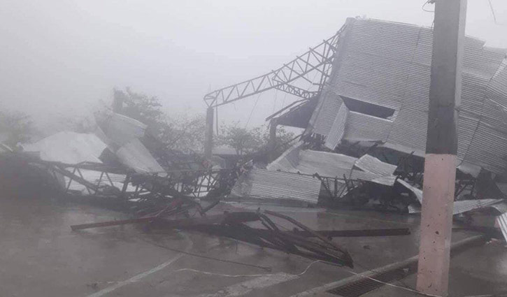 Typhoon Mangkhut lashes Hong Kong