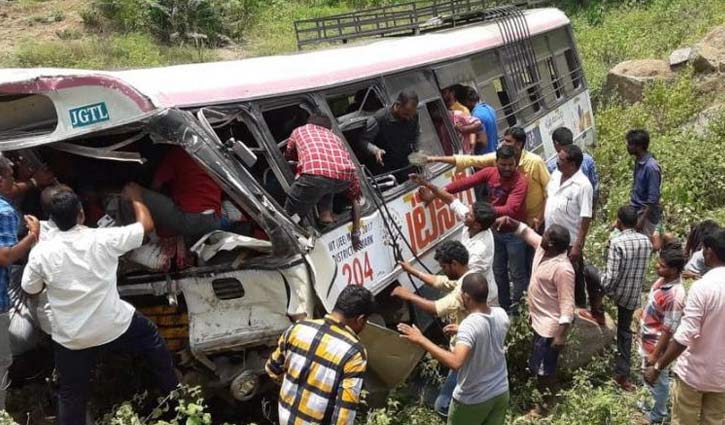 52 killed in India road crash