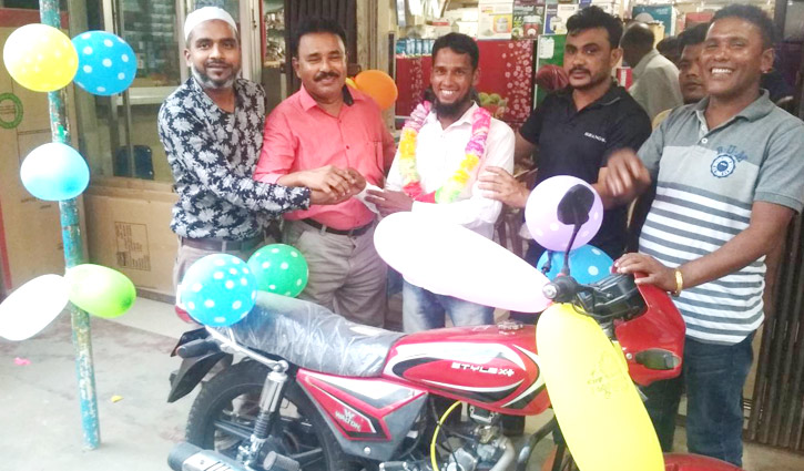 মার্সেল ফ্রিজ কিনে মোটরসাইকেল পেলেন কৃষক আছাদ মার্সেল ফ্রিজ কিনে মোটরসাইকেল পেলেন কৃষক আছাদ