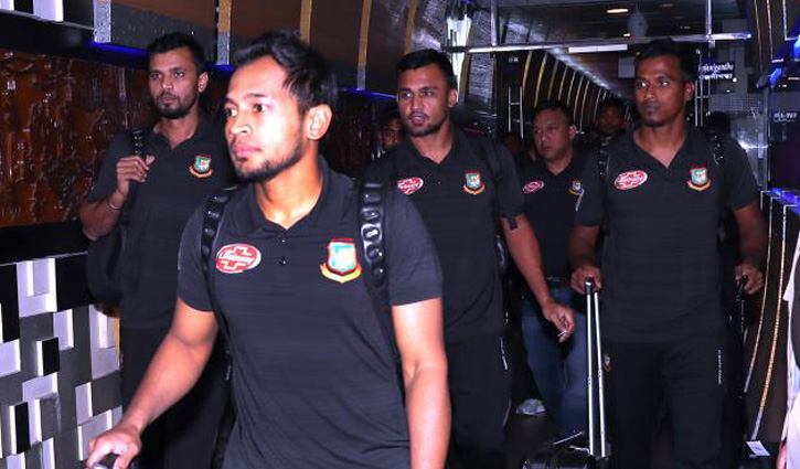 Bangladesh cricket team returns home