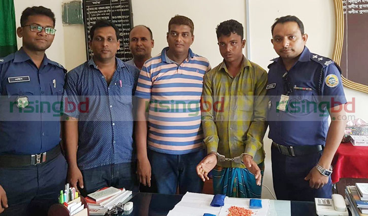 ভোলায় ৯৫০ ইয়াবাসহ মাদক ব্যবসায়ী গ্রেপ্তার ভোলায় ৯৫০ ইয়াবাসহ মাদক ব্যবসায়ী গ্রেপ্তার