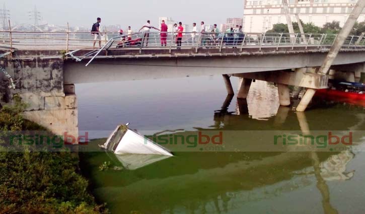 Microbus plunges into Hatirjheel lake, driver hurt