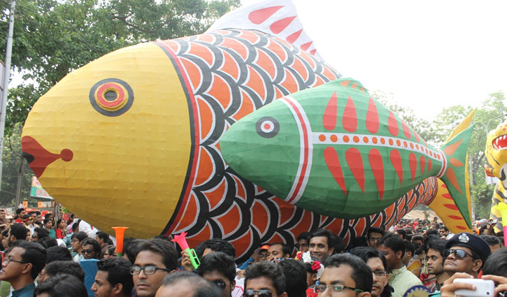 চলছে মঙ্গল শোভাযাত্রার প্রস্তুতি চলছে মঙ্গল শোভাযাত্রার প্রস্তুতি