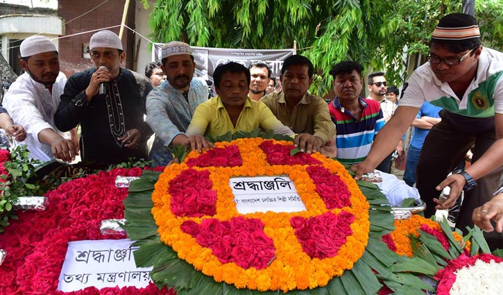 মঞ্চ মাতাতে ভিড়, নেই সহকর্মীর জানাজায় মঞ্চ মাতাতে ভিড়, নেই সহকর্মীর জানাজায়