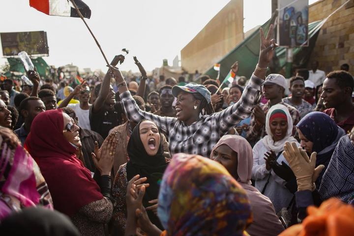 Sudan arrests former government members  