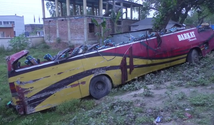 5 killed as bus overturns in Gaibandha