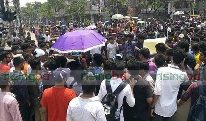 আজও বিক্ষোভ করছেন সাত কলেজের শিক্ষার্থীরা আজও বিক্ষোভ করছেন সাত কলেজের শিক্ষার্থীরা