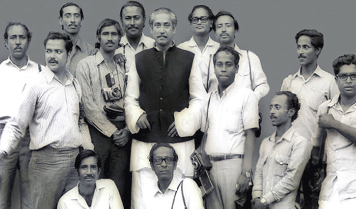 ১৯৭২ সালে আলোকচিত্র শিল্পীদের সাথে ছবিটি তোলেন বঙ্গবন্ধুর ব্যক্তিগত আলোকচিত্রী মোহাম্মদ আলম ১৯৭২ সালে আলোকচিত্র শিল্পীদের সাথে ছবিটি তোলেন বঙ্গবন্ধুর ব্যক্তিগত আলোকচিত্রী মোহাম্মদ আলম
