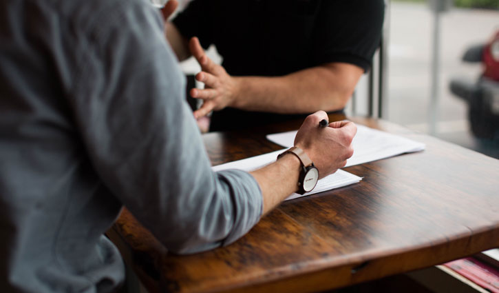 কর্মীর কাজে সন্তুষ্ট না হলে যেভাবে বলবেন 