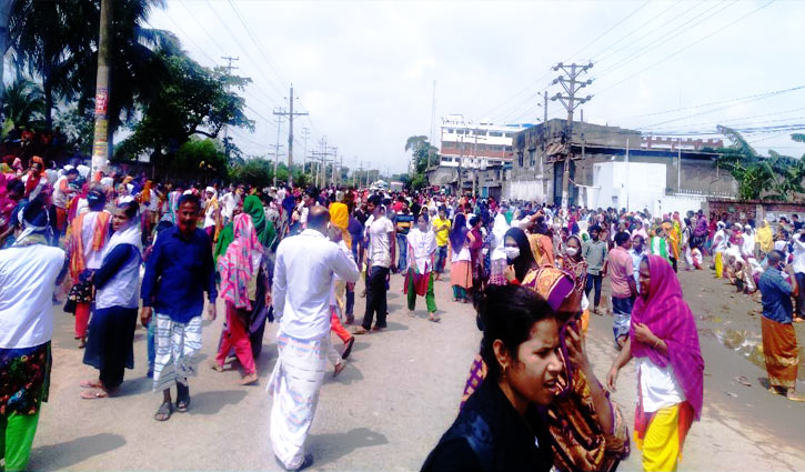 RMG workers block roads for wages, Eid bonus