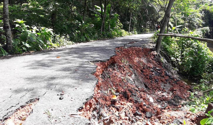 নির্মাণের এক মাসেই ধসে পড়ল সড়ক