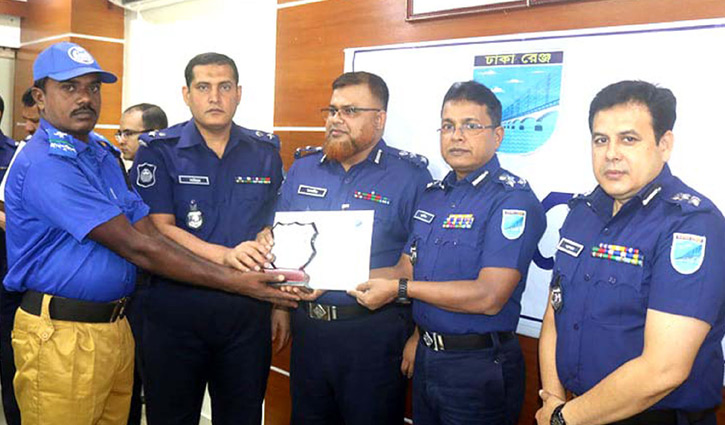 অনুজ বিশ্বাস ঢাকা রেঞ্জের শ্রেষ্ঠ গ্রাম পুলিশ
