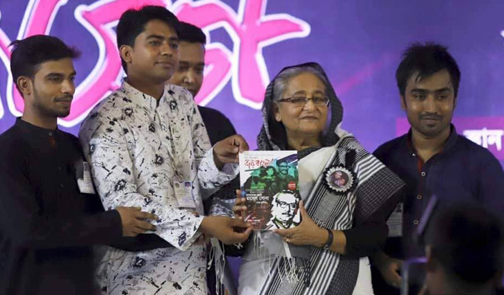 প্রধানমন্ত্রীর হাতে ছাত্রলীগের ম্যাগাজিন জয় বাংলা প্রধানমন্ত্রীর হাতে ছাত্রলীগের ম্যাগাজিন জয় বাংলা
