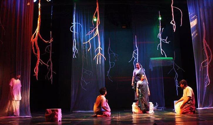 শনিবার মঞ্চে ‘পুত্র’ শনিবার মঞ্চে ‘পুত্র’