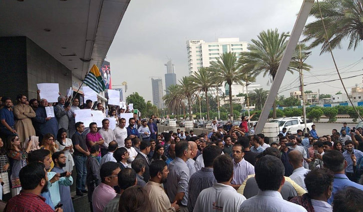 আধা ঘন্টার জন্য নিশ্চল পাকিস্তান