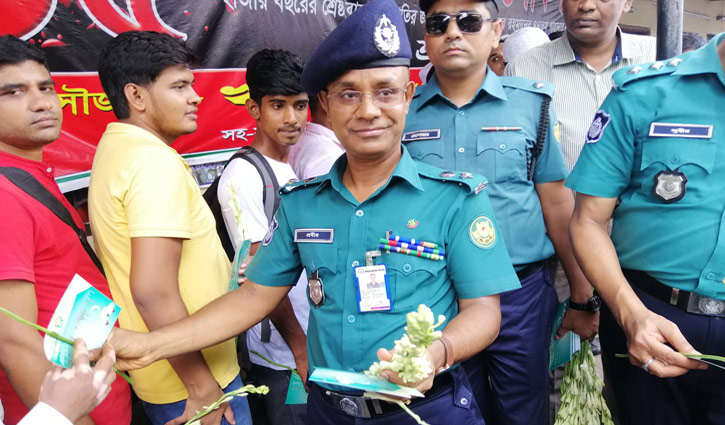 ঈদ কার্ড আর ফুলে পুলিশের শুভেচ্ছা