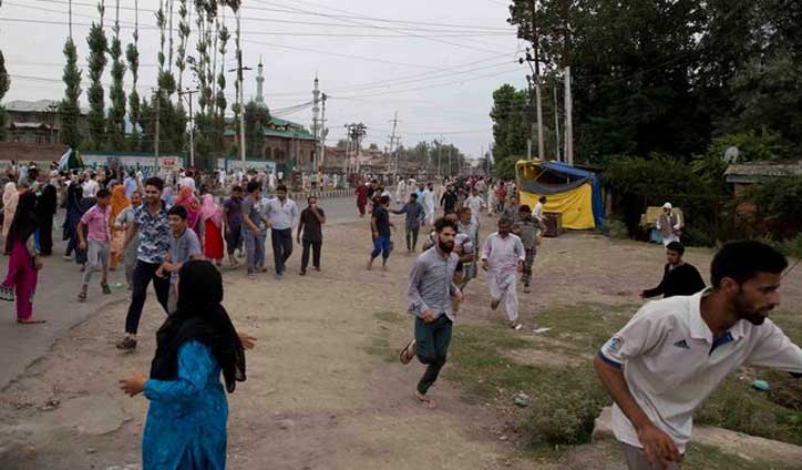 Police use tear gas as mass protests erupt in Kashmir