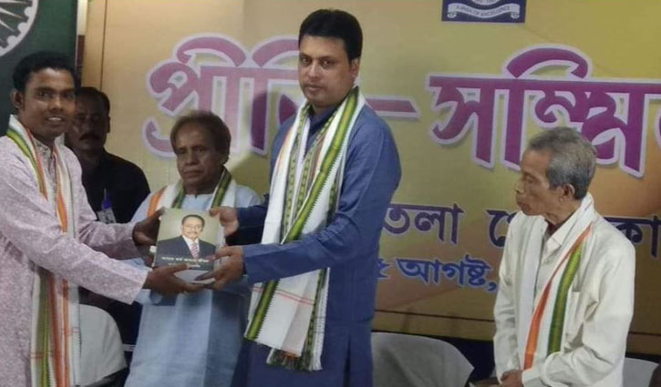ত্রিপুরার মুখ্যমন্ত্রীর হাতে এরশাদের আত্মজীবনী ত্রিপুরার মুখ্যমন্ত্রীর হাতে এরশাদের আত্মজীবনী
