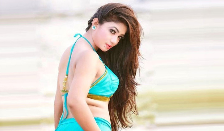 আঁচল খুঁজছেন উষ্ণতার পরশ