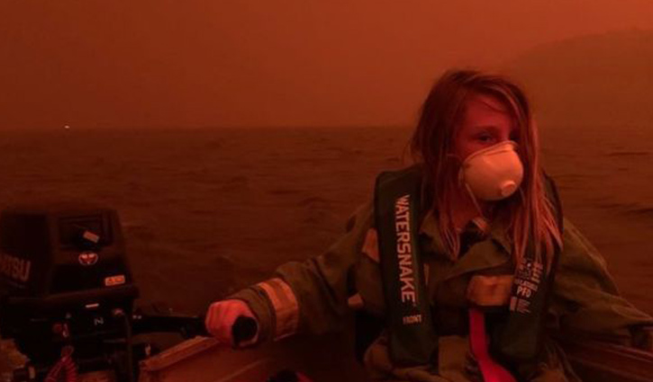 অস্ট্রেলিয়ায় দাবানল : হাজার হাজার মানুষ ছুটছে সৈকতে