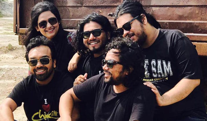 ‘শহরের ফাঁকে ফাঁকে গোলাপের কাঁটা’ (ভিডিও) ‘শহরের ফাঁকে ফাঁকে গোলাপের কাঁটা’ (ভিডিও)