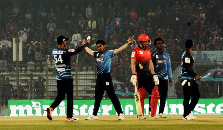 রেকর্ড রানের ম্যাচে রানার ৪ উইকেট